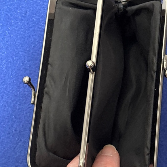 Large kisslock coin purse. - Picture 3 of 5